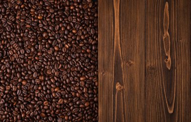 Kavrulmuş kahve çekirdekleri ve ahşap dokular. Arkaplan ve duvar kağıdı kullanımı için kahverengi kahve çekirdeği dokusu