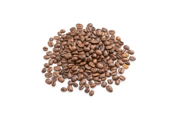 白い背景に隔離されたコーヒー豆を閉じます 食品飲料の概念 — ストック写真