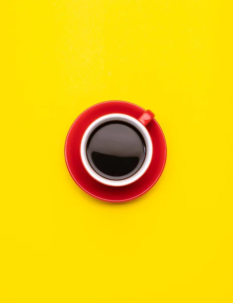 Top Vista Café Preto Americano Copo Vermelho Isolado Fundo Amarelo — Fotografia de Stock
