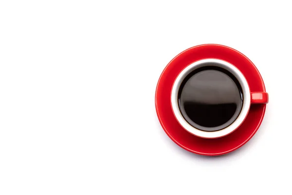 白い背景に隔離された赤いカップでブラックコーヒーやアメリカのトップビュー — ストック写真