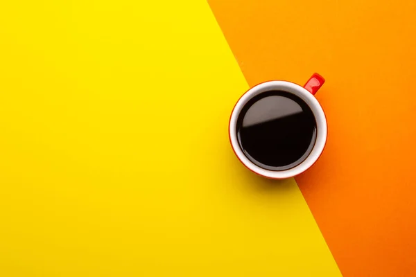 Вид Сверху Черный Кофе Американо Красной Чашке Изолированы Желтом Фоне — стоковое фото