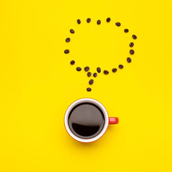 Вид Сверху Черный Кофе Американо Красной Чашке Кофейная Фасоль Желтом — стоковое фото
