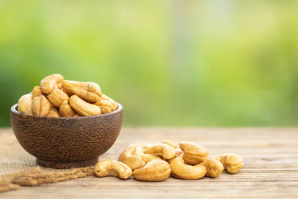 Makrostapel Gerösteter Cashewnüsse Schüssel Auf Dem Tisch Grüner Hintergrund Verschwimmen — Stockfoto