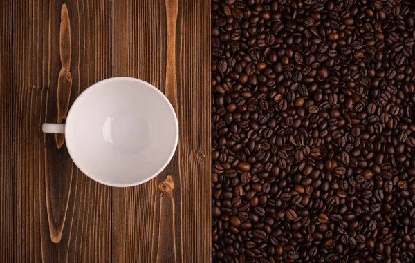 Die Hälfte Der Gerösteten Kaffeebohnen Und Kaffeetasse Auf Holzstruktur Braune — Stockfoto