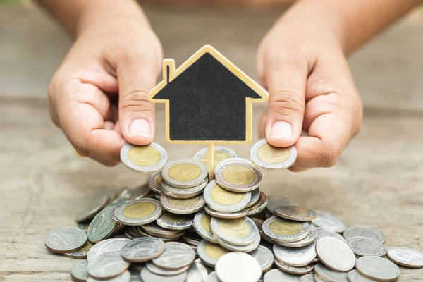 Sluiten Huis Investeringsconcept Hand Houden Munt Zet Het Houten Huis — Stockfoto