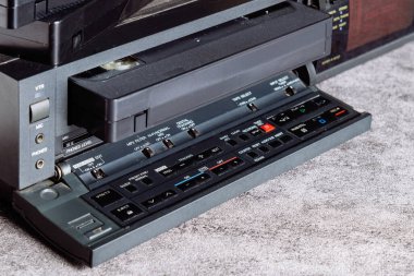 Video oynatıcıdaki VHS kaset. Retro Teknoloji ve Eğlence.