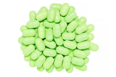 yeşil haplar beyaza izole edilmiş