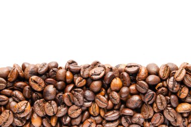 Beyaz Arkaplanda Kesik Kahve Fasulyeleri.