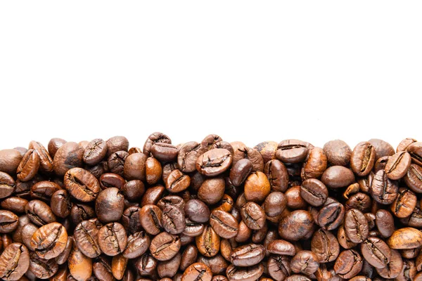 Beyaz Arkaplanda Kesik Kahve Fasulyeleri.