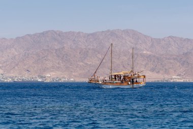 İsrail 'in güneyindeki Eilat' ta Kızıldeniz 'de tekneler