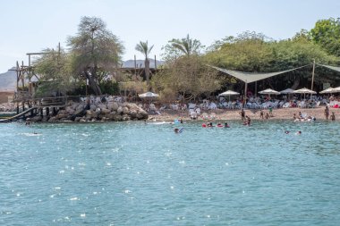 İsrail 'in güneyindeki Eilat' ta Kızıl Deniz 'in tadını çıkaran insanlar 