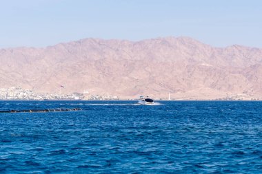 İsrail 'in güneyindeki Eilat' ta Kızıldeniz 'de tekneler