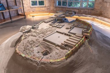 İsrail 'deki Tel Megiddo Ulusal Parkı' nın ziyaretçi merkezindeki müzedeki antik şehir Tel Megiddo 'nun modeli.