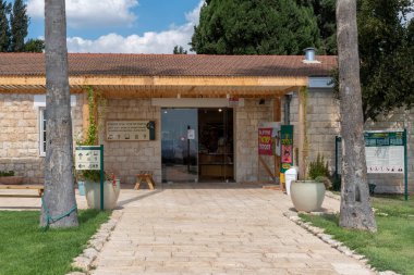 İsrail 'in kuzeyindeki Tel Megiddo Ulusal Parkı' nın ziyaretçi merkezinin dışında..