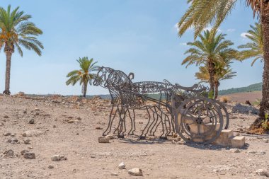 Kuzey İsrail 'deki Tel Megiddo Ulusal Parkı' nda at heykeli ve at arabası heykeli.