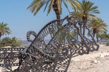 Kuzey İsrail 'deki Tel Megiddo Ulusal Parkı' nda at heykeli.