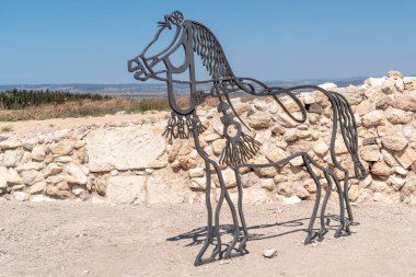 Kuzey İsrail 'deki Tel Megiddo Ulusal Parkı' nda at heykeli.