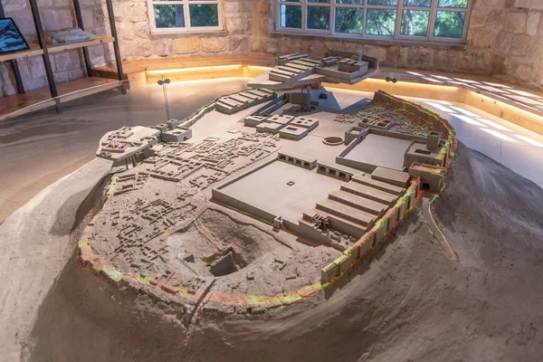 İsrail 'deki Tel Megiddo Ulusal Parkı' nın ziyaretçi merkezindeki müzedeki antik şehir Tel Megiddo 'nun modeli.