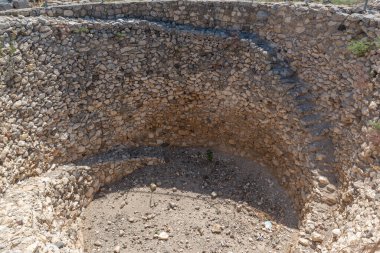 İsrail 'deki Tel Megiddo Milli Parkı' ndaki İsrail veya Suriye döneminden kalma ambar ambarı..