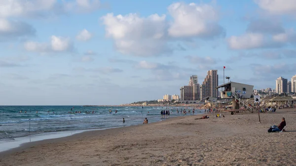 Gente Disfrutando Los Últimos Días Playa Finales Septiembre Cerca Haifa — Foto de Stock