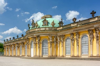 Sanssouci Sarayı, Büyük Frederick tarafından Almanya 'nın Potsdam yakınlarındaki yazlık sarayı olarak inşa edilmiş tarihi bir binadır.