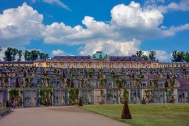 Sanssouci Sarayı, Büyük Frederick tarafından Almanya 'nın Potsdam yakınlarındaki yazlık sarayı olarak inşa edilmiş tarihi bir binadır.