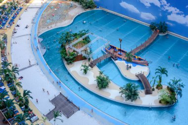 Krausnick, Almanya, 05-09-2016 Tropikal Adalar Tatil Köyü, zeplin askısı Berlin yakınlarındaki bir tropikal tema parkı..