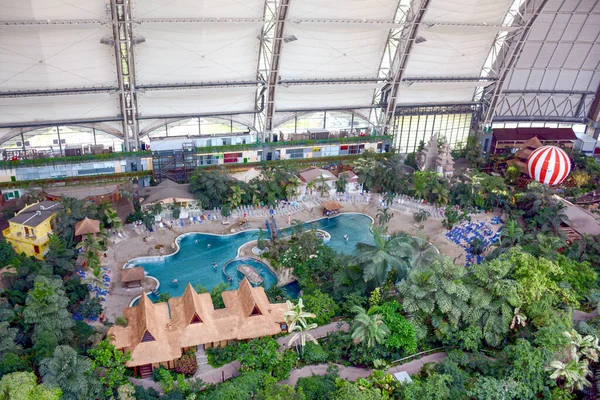 Krausnick, Almanya, 05-09-2016 Tropikal Adalar Tatil Köyü, zeplin askısı Berlin yakınlarındaki bir tropikal tema parkı..