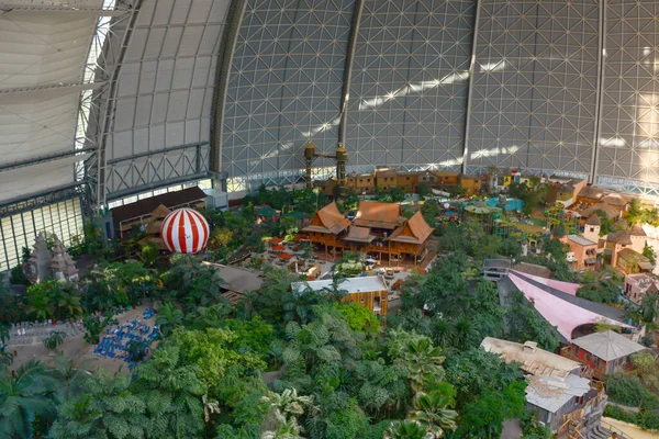 Krausnick, Almanya, 05-09-2016 Tropikal Adalar Tatil Köyü, zeplin askısı Berlin yakınlarındaki bir tropikal tema parkı..