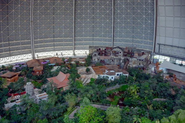 Krausnick, Almanya, 05-09-2016 Tropikal Adalar Tatil Köyü, zeplin askısı Berlin yakınlarındaki bir tropikal tema parkı..