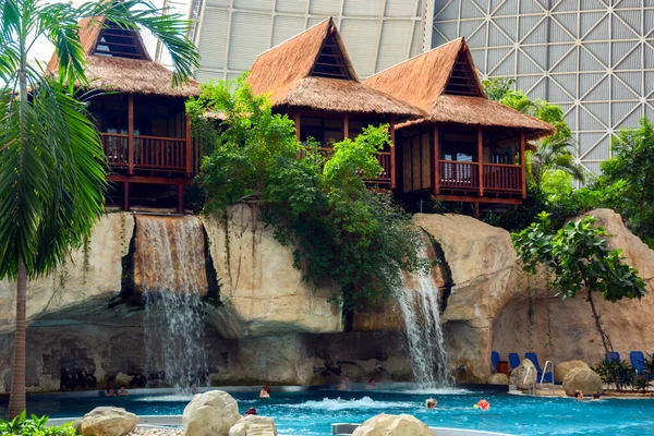 Krausnick, Almanya, 05-09-2016 Tropikal Adalar Tatil Köyü, zeplin askısı Berlin yakınlarındaki bir tropikal tema parkı..