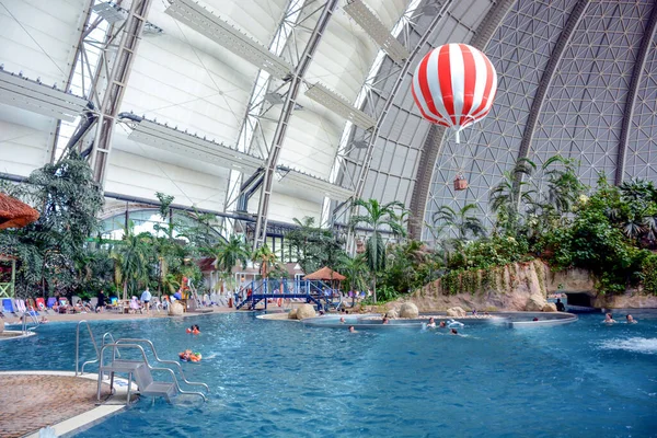 Krausnick, Almanya, 05-09-2016 Tropikal Adalar Tatil Köyü, zeplin askısı Berlin yakınlarındaki bir tropikal tema parkı..