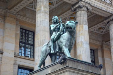 Berlin, Almanya 05-11-2016 Berlin 'deki en güzel yerlerden biri olan Jandarma Konser Salonu Heykeli