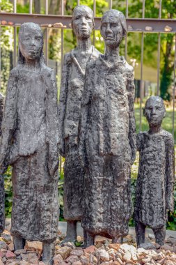 Yahudi Soykırımı Anıtı, Bronz Heykel, En Eski Yahudi Mezarlığı 'ndaki Yahudi Faşizm Mağdurları, Berlin, Almanya 