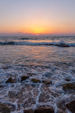 İsrail, Hayfa yakınlarındaki sahil şeridinde güzel Akdeniz günbatımı