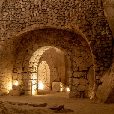 Bet She 'arim in Kiryat Tivon, İsrail' deki lahitli tabutların mağarası.