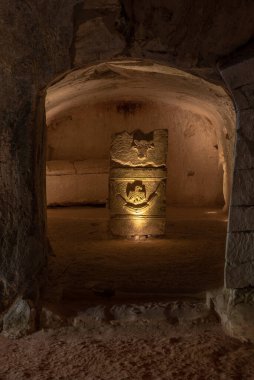 İsrail, Kiryat Tivon 'daki Bet She' arim 'de Tabut Mağarası' nda güzel tasarımlarla oyulmuş bir lahit.