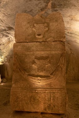 İsrail, Kiryat Tivon 'daki Bet She' arim 'de Tabut Mağarası' nda güzel tasarımlarla oyulmuş bir lahit.