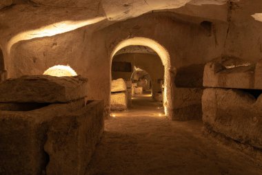 Bet She 'arim in Kiryat Tivon, İsrail' deki lahitli tabutların mağarası.