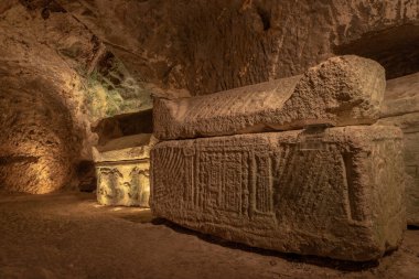 Kiryat Tivon, İsrail 'deki Bet She' arim 'deki Tabut Mağarası' ndaki geçidin lahiti.