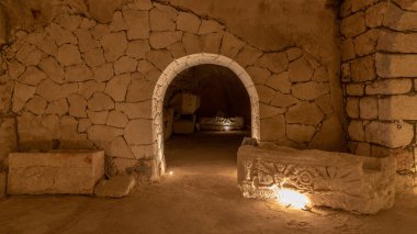 İsrail, Kiryat Tivon 'daki Bet She' arim 'de Tabut Mağarası' ndaki Nike lahiti.