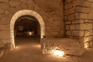 İsrail, Kiryat Tivon 'daki Bet She' arim 'de Tabut Mağarası' ndaki Nike lahiti.