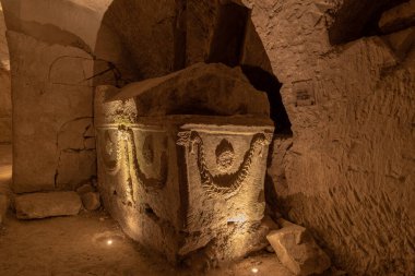 Kiryat Tivon, İsrail 'deki Bet She' arim 'de Tabut Mağarası' ndaki Maske Taşmezarı.