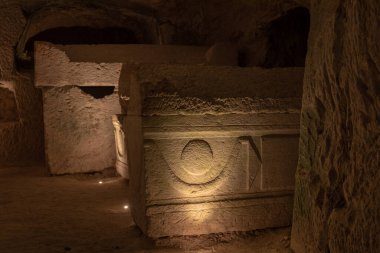 İsrail, Kiryat Tivon 'daki Bet She' arim 'de Tabut Mağarası' nda güzel tasarımlarla oyulmuş bir lahit.
