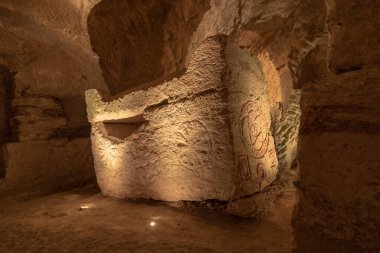 İsrail, Kiryat Tivon 'daki Bet She' arim 'de Tabut Mağarası' nda güzel tasarımlarla oyulmuş bir lahit.