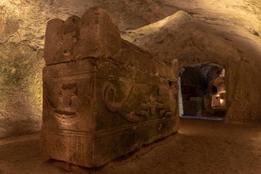 İsrail, Kiryat Tivon 'daki Bet She' arim 'de Tabut Mağarası' nda güzel tasarımlarla oyulmuş bir lahit.