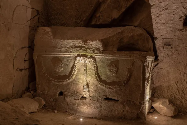 棺の洞窟の中のマスクの石棺ベットで彼女はKiryat Tivon イスラエルの腕 — ストック写真