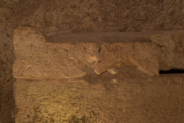 Пещера гробов в Bet She 'arim в Кирьят-Тивон, Израиль катакомбы с саркофагами