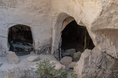 Kiryat Tivon, İsrail 'deki Bet She' arim 'deki Menorah Mağarası' ndaki anıt mağara.
