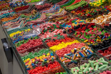 Kudüs, İsrail 'deki Mahane Yehuda Pazarı' nda çeşitli renkli şekerler..